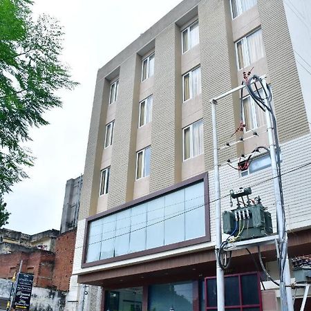 Hotel Yatharth Inn Варанаси Екстериор снимка