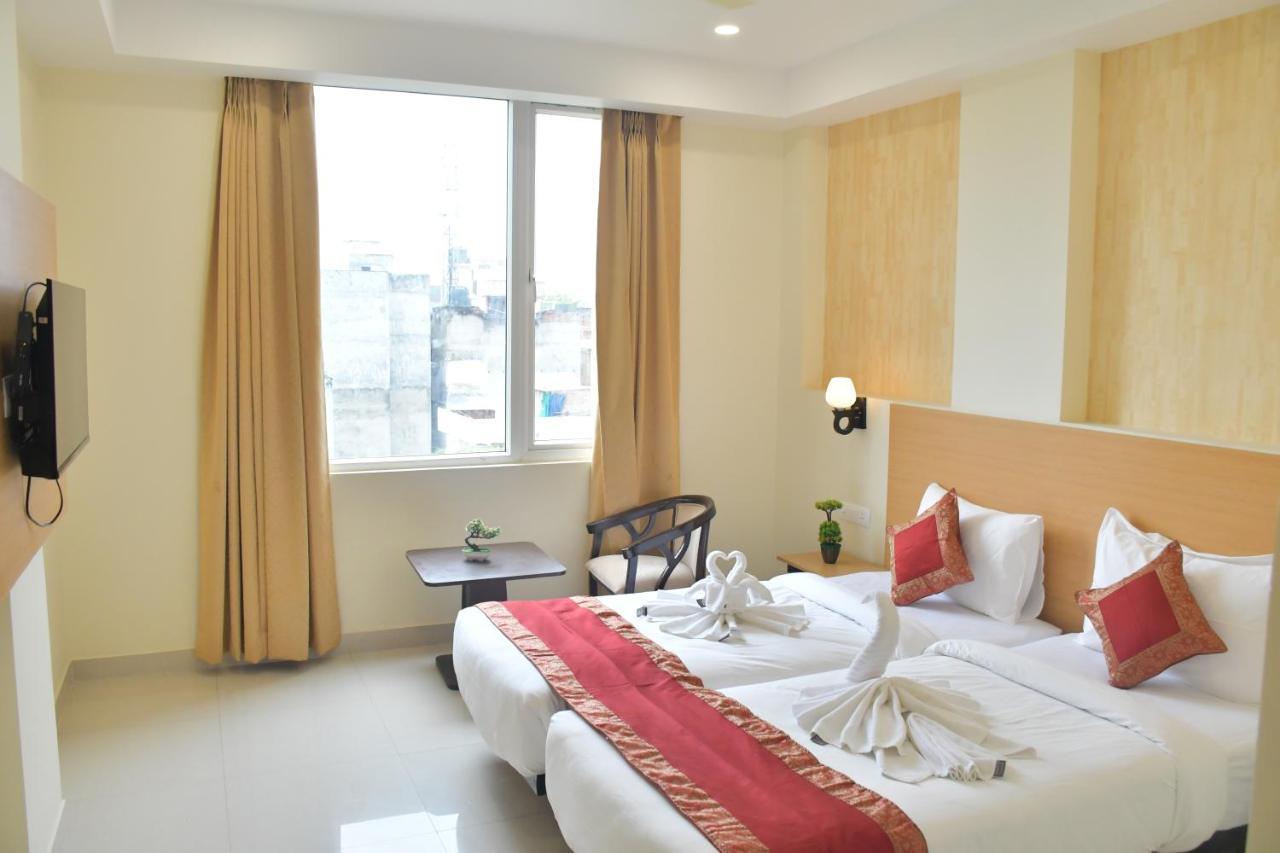 Hotel Yatharth Inn Варанаси Екстериор снимка