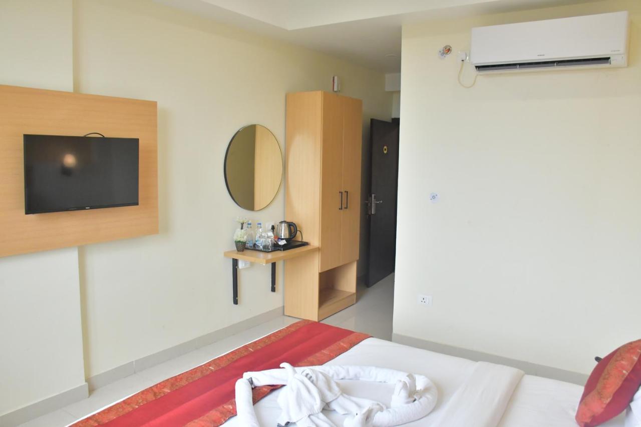 Hotel Yatharth Inn Варанаси Екстериор снимка