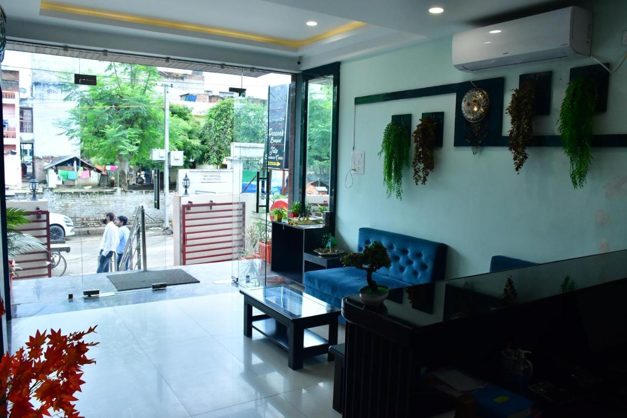 Hotel Yatharth Inn Варанаси Екстериор снимка