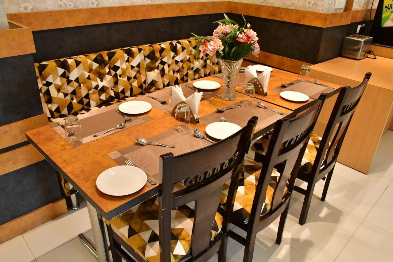 Hotel Yatharth Inn Варанаси Екстериор снимка