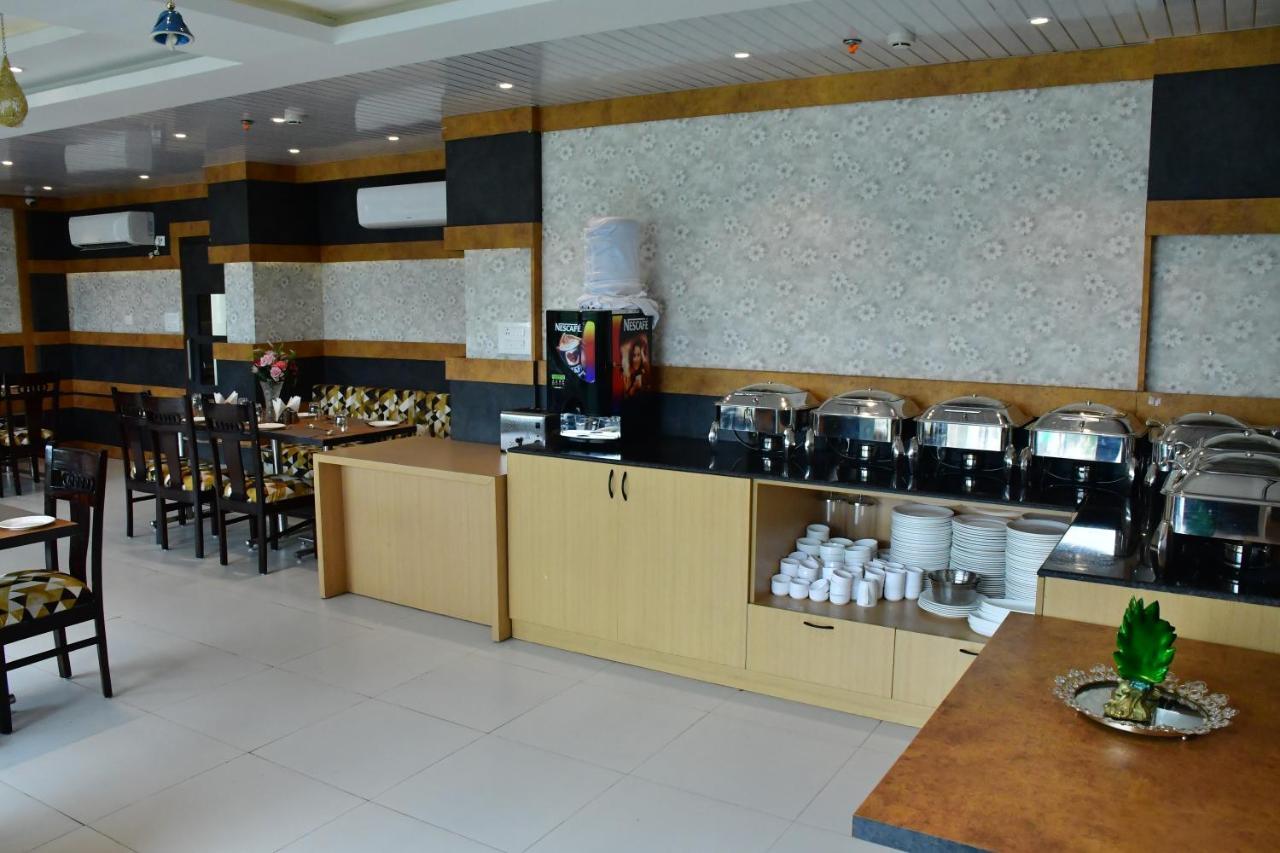 Hotel Yatharth Inn Варанаси Екстериор снимка