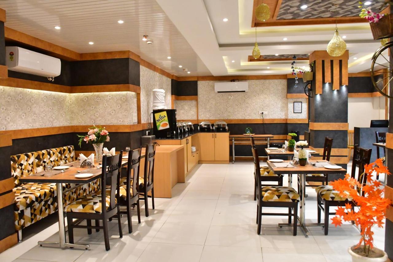 Hotel Yatharth Inn Варанаси Екстериор снимка