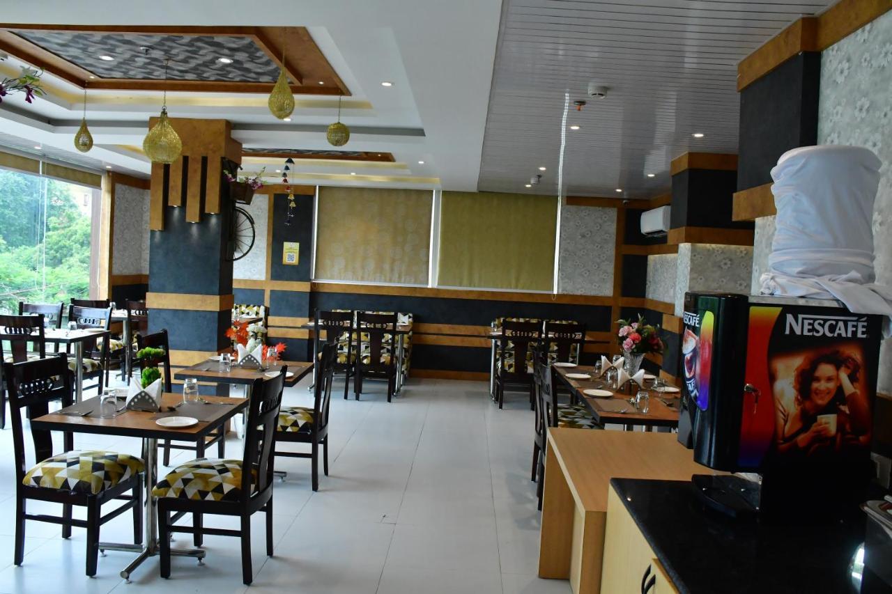 Hotel Yatharth Inn Варанаси Екстериор снимка